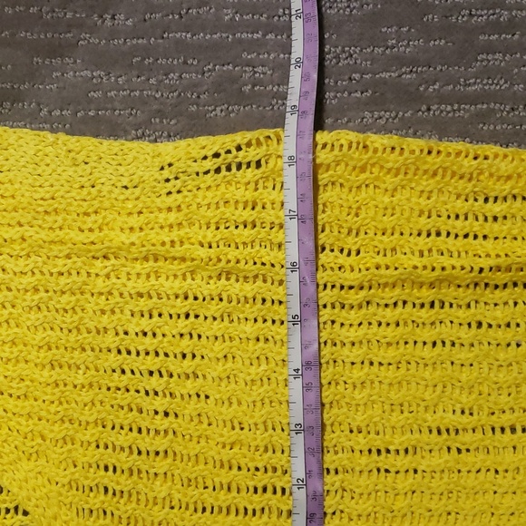 Sleeveless top uniq is the brand - Picture 2 of 4